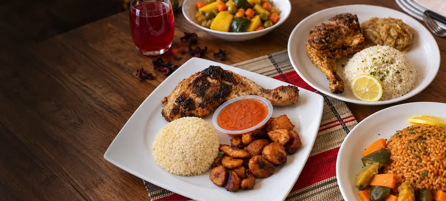 Une table de saveurs ivoiriennes : attiéké, poulet, allocos et yassa.
